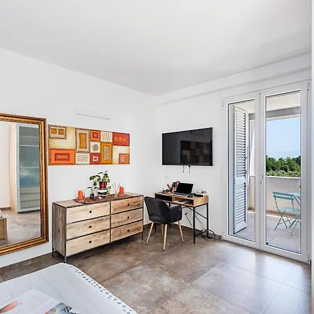 Castelletto With Two & Pool & Park Free Daire *